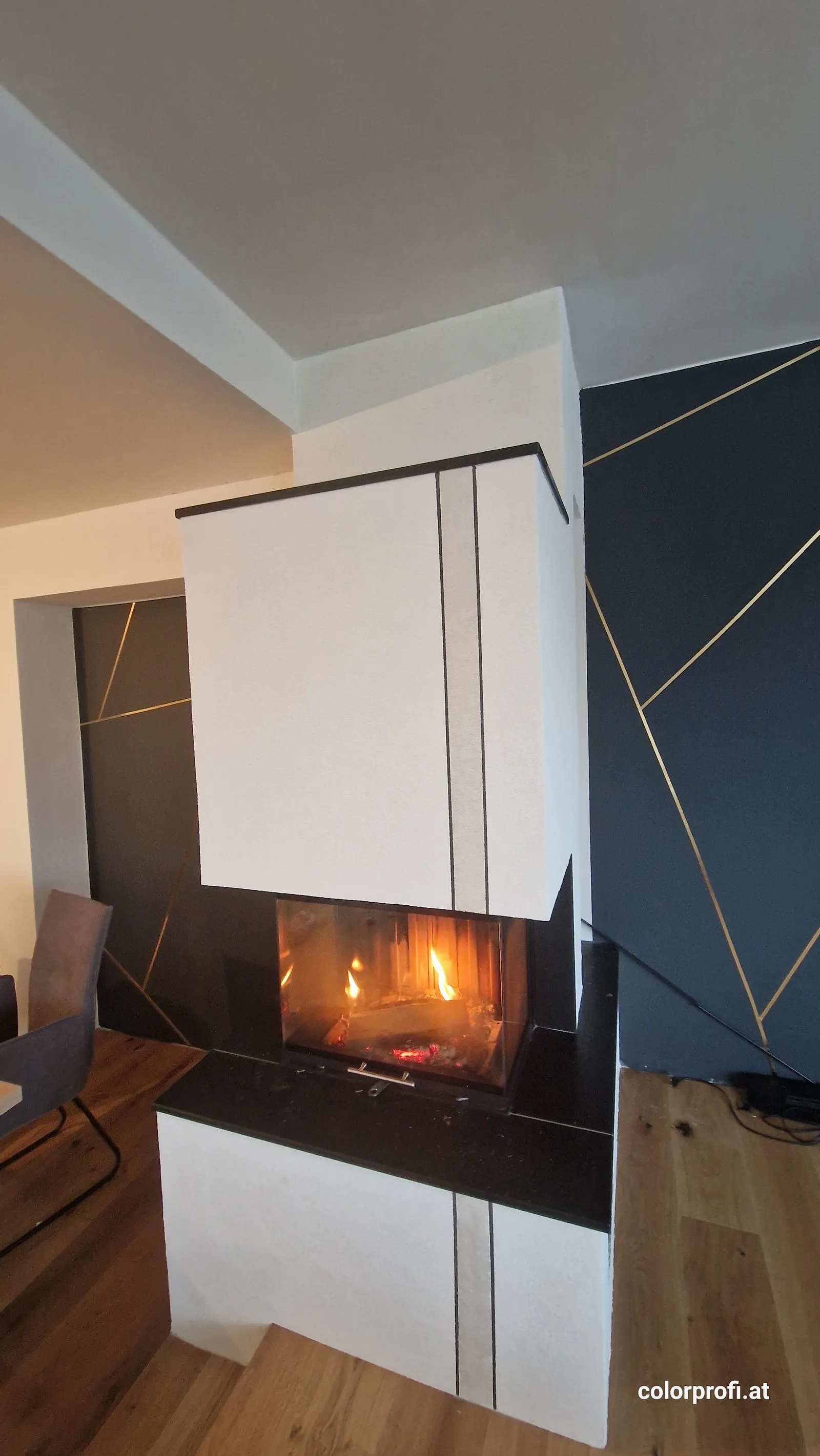 Kamin mit geometrischer Gestaltung in Schwarz und Gold