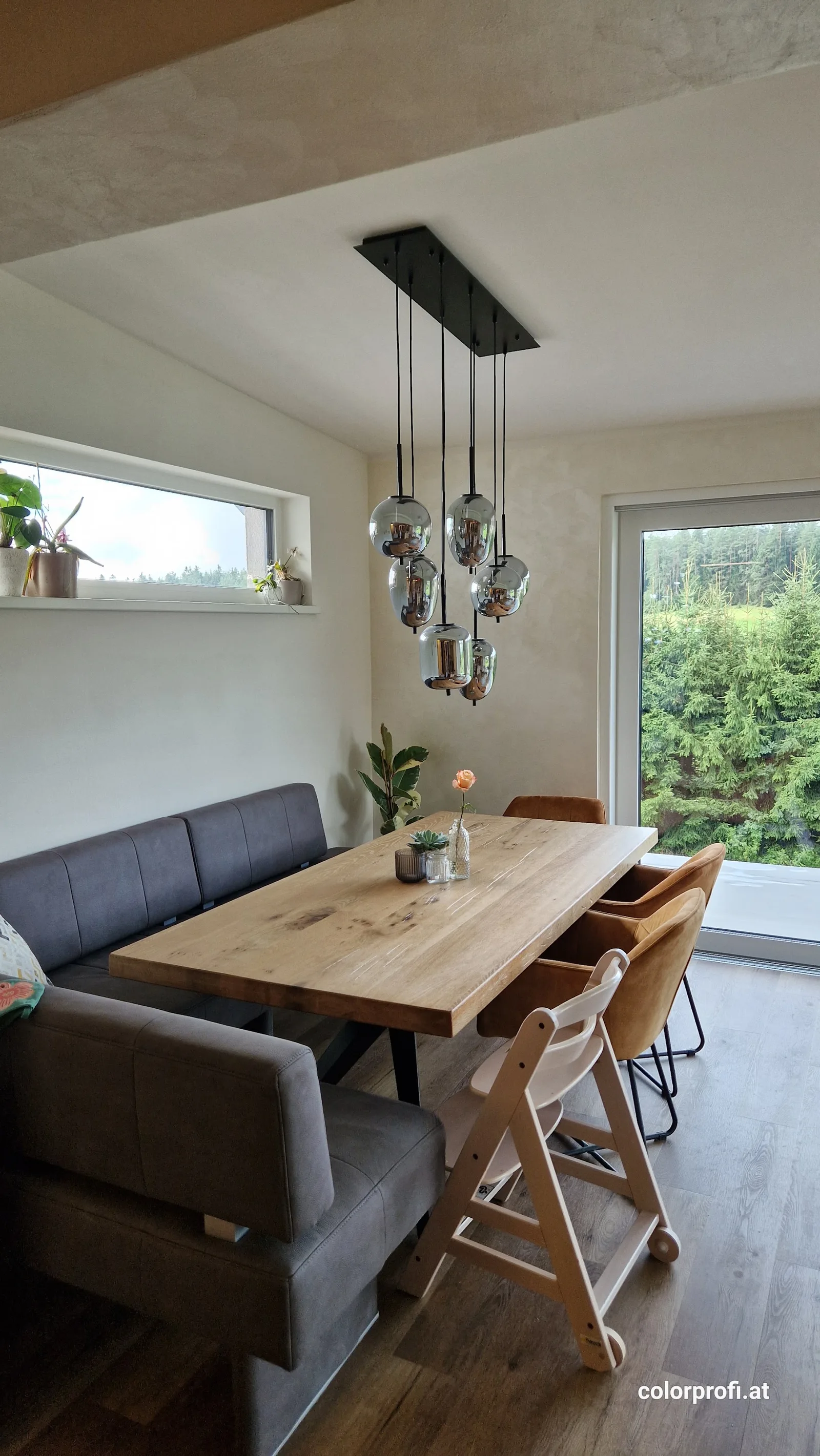 Essbereich mit dezent strukturierter Wand